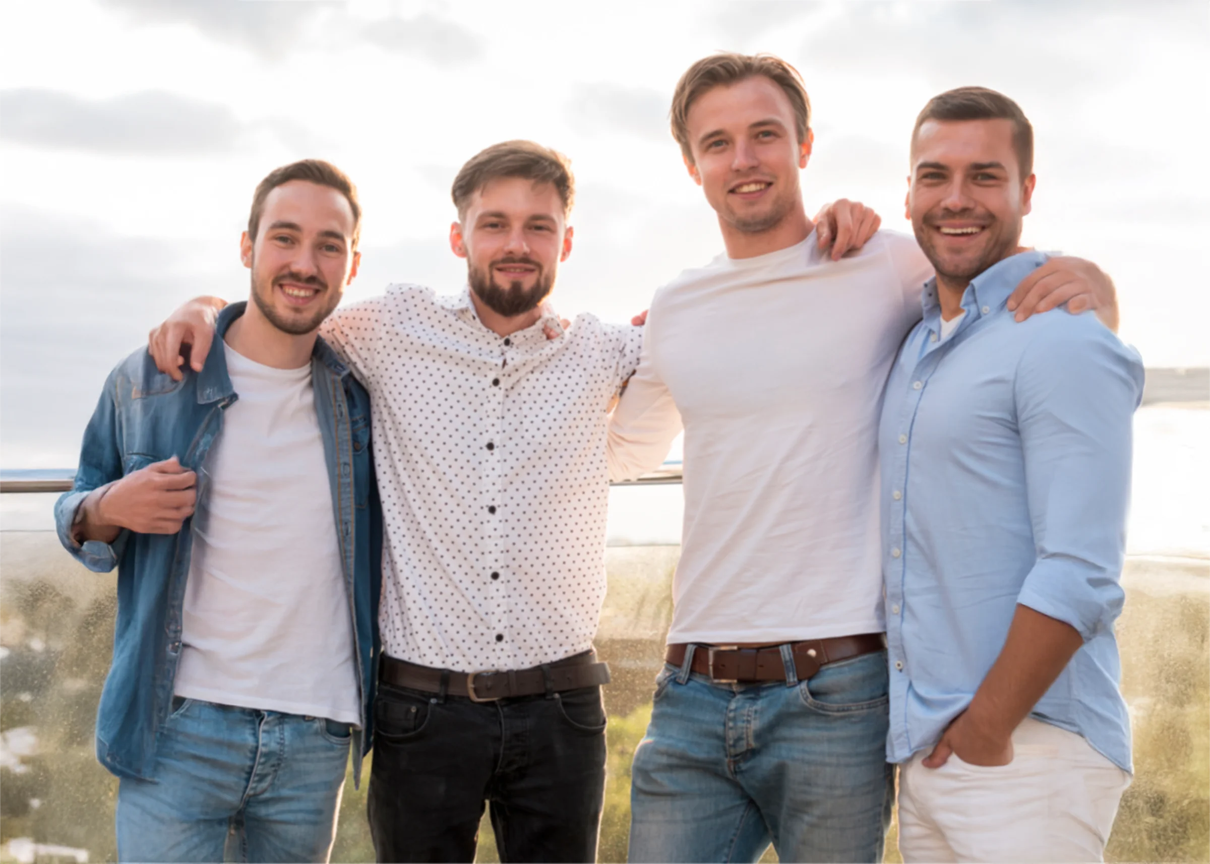 Grupo de amigos sonrientes disfrutando de bienestar y energía mejorada gracias a hábitos saludables.